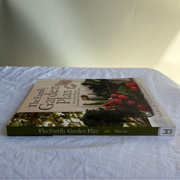 Family Garden Plan : Grow a Year's Worth of Sustainable and Healthy Food by... - Picture 3 of 11